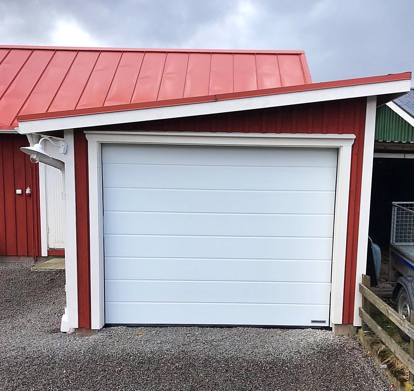 Motordriven garageport med säkerhet i fokus! Hörmann garageport med motor!